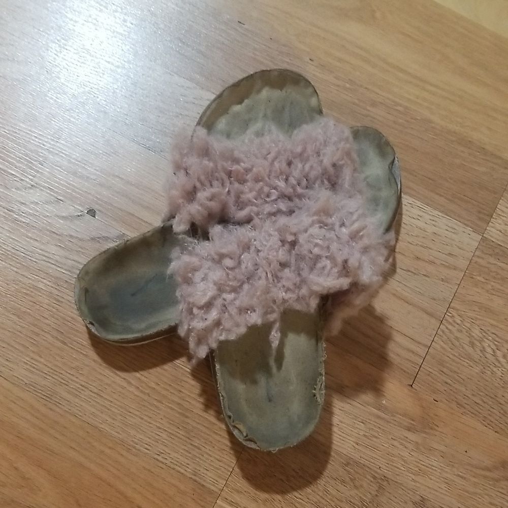 Pre-owned house slippers